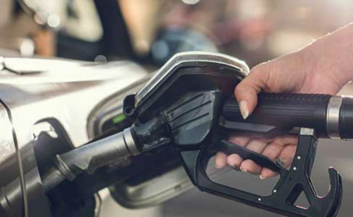 Gujarat slashes VAT on fuel prices by 4%