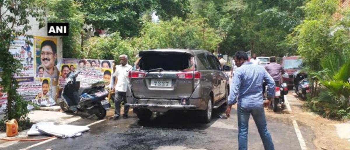 Sacked leader sets own car on fire near Dhinakarans house, two injured