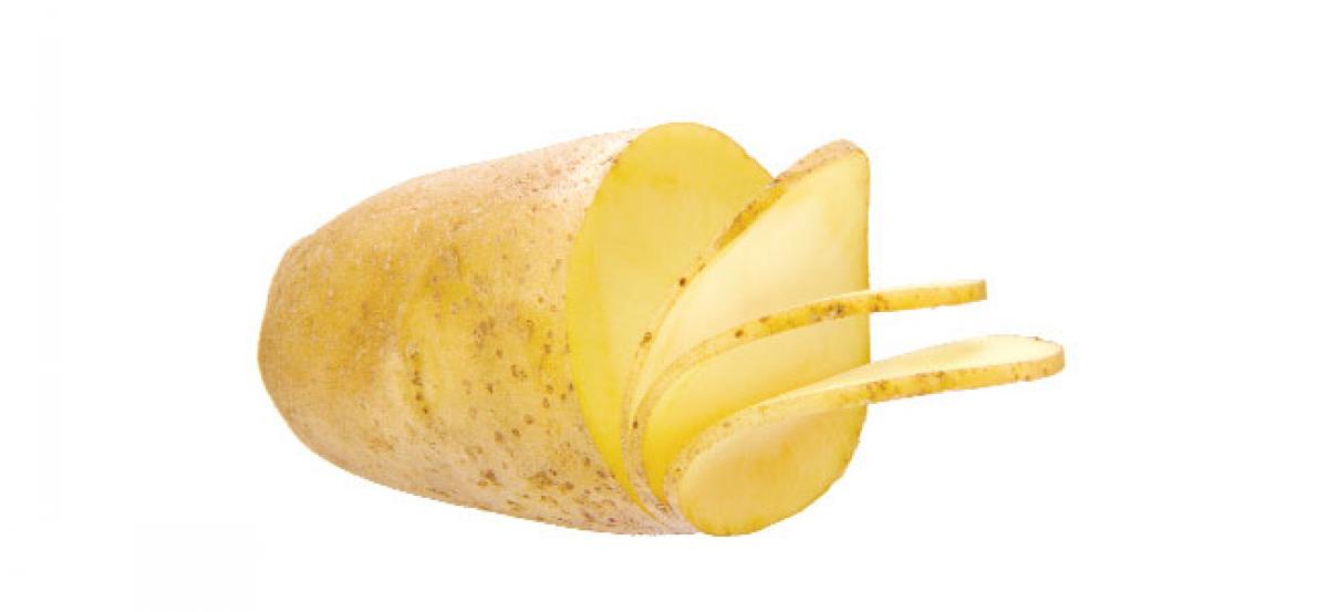 Use potato slices to treat puffy eyes