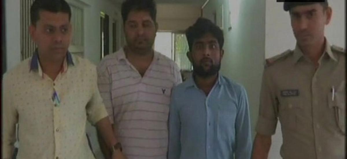 Surat: 2 held with Rs 1.5 lakh in fake currency