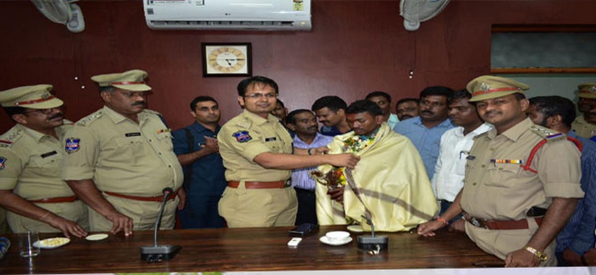 SP felicitates young mountaineer