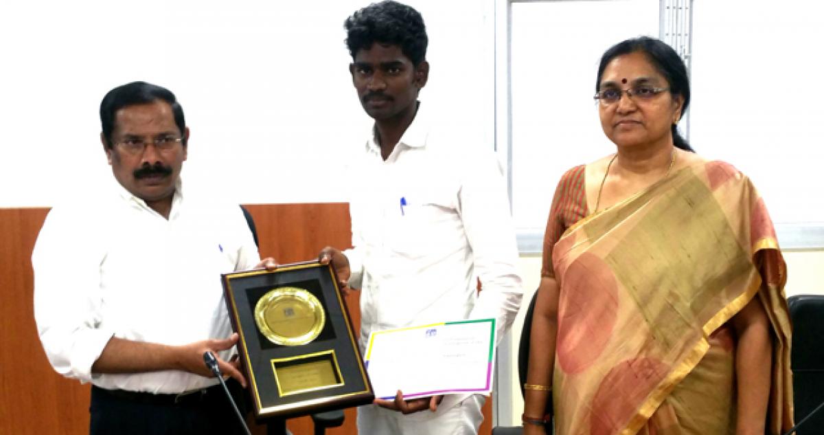 Pole climber of Prakasam district receives national award, 3L cash