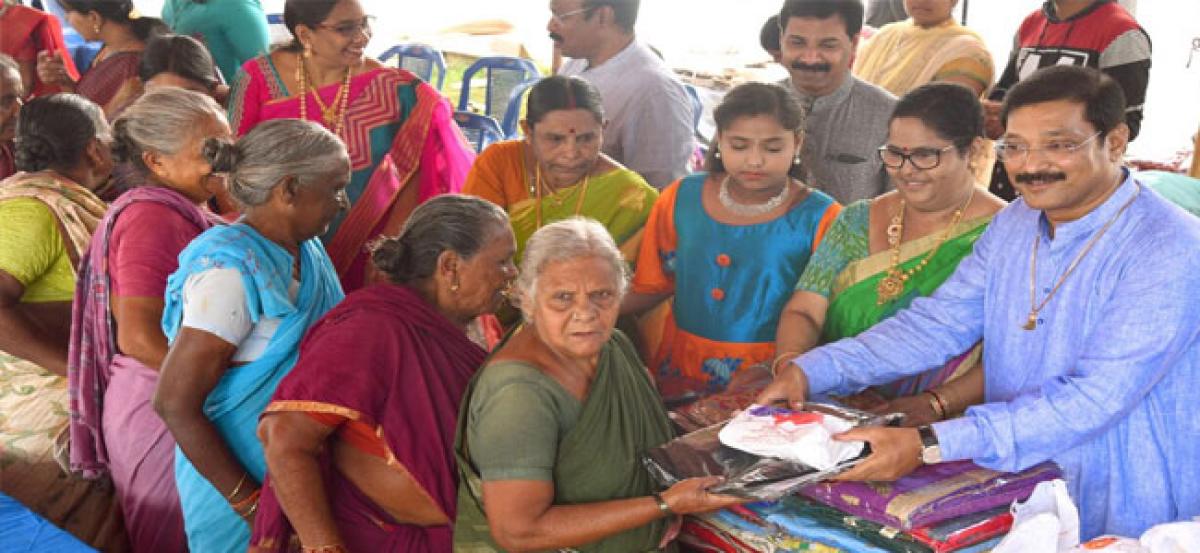 Polisetti distributes saris