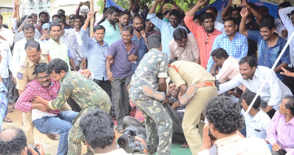 Protesting Transco workers arrested