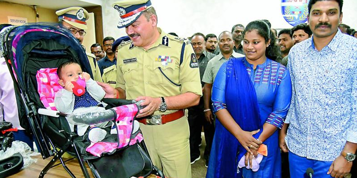 Hyderabad woman constable feeds abandoned baby