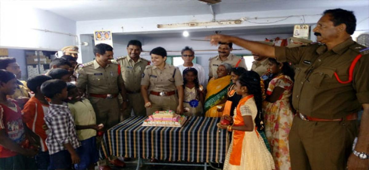 Prakasam police welcome New Year with children