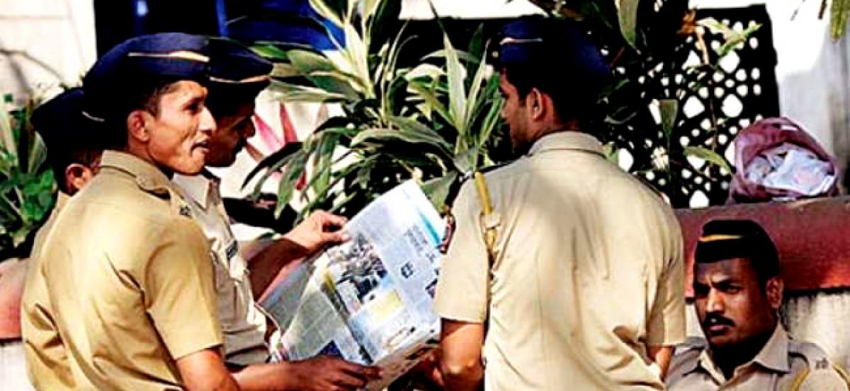 Mumbai police issues notice to journalists; Opposition slams govt