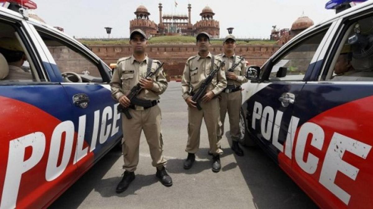 2 suspected ISIS terrorists arrested near Red Fort, say Delhi cops