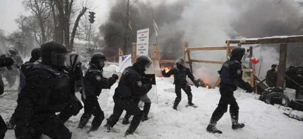 Police, protesters clash in Kiev; 50 detained
