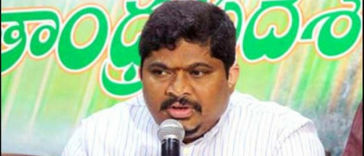 Ponnam Prabhakar accuses KCR of ignoring tenant farmers in Rythu Bandhu Scheme
