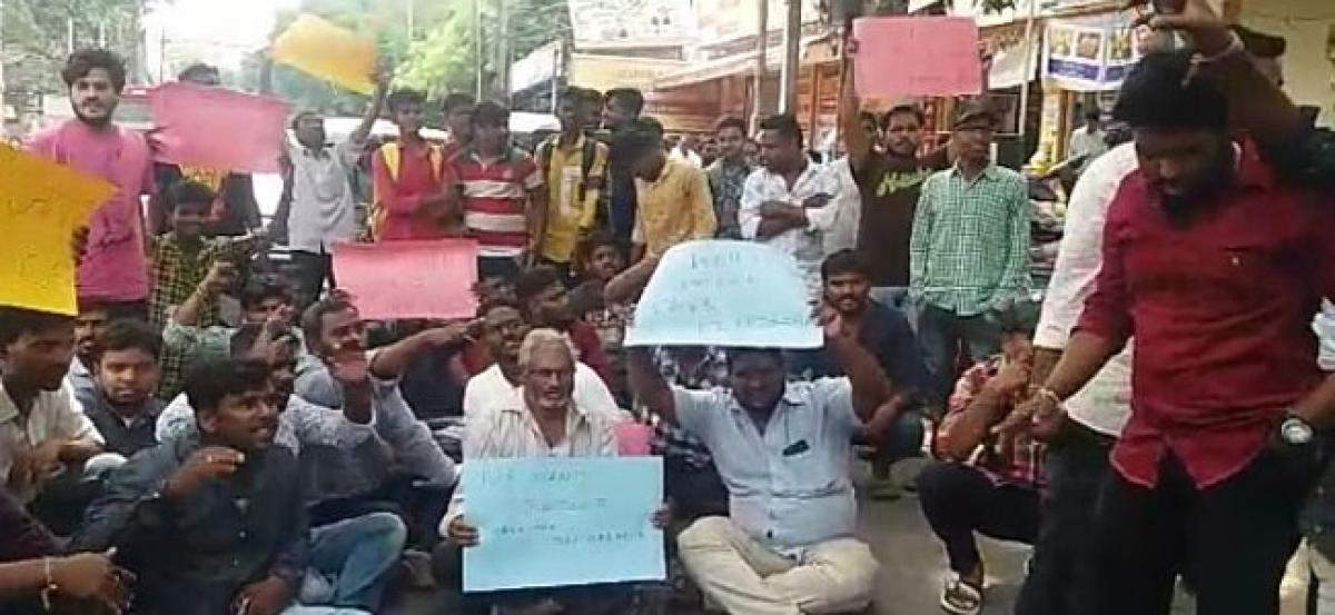 Accident victim’s kin stage protest at Madhu Goud’s house