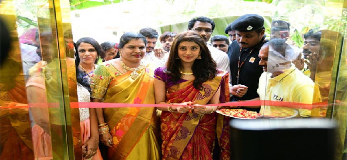 Actress inaugurates shopping mall