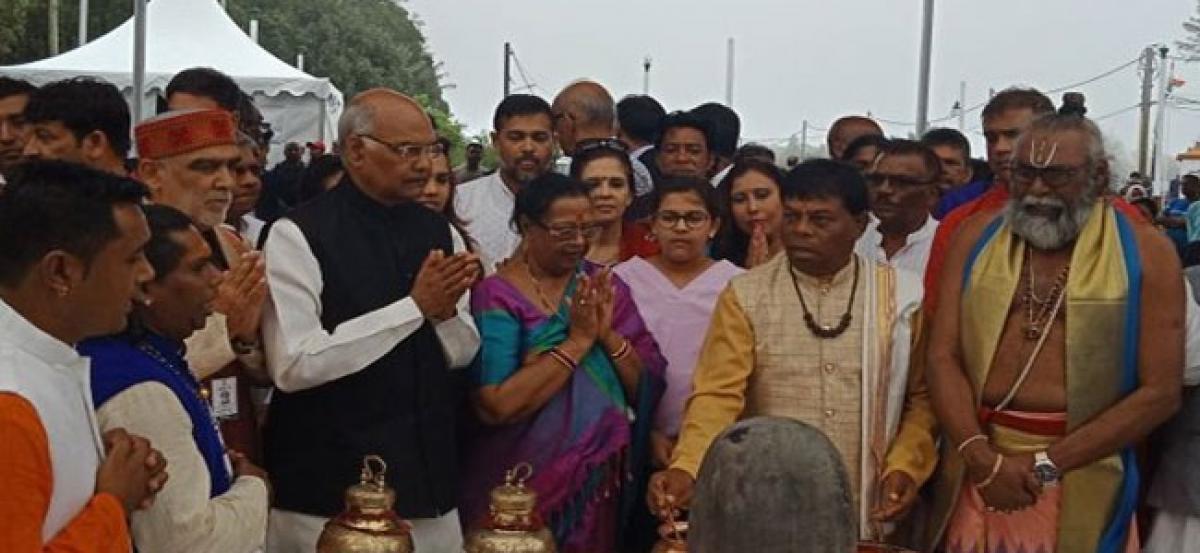 President Kovind offers prayers at Ganga Talao in Mauritius