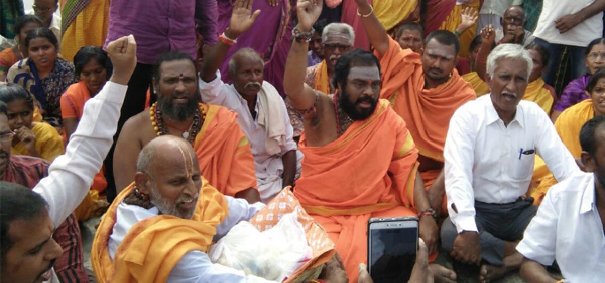 Cops foil bid by seers to protest against conversions