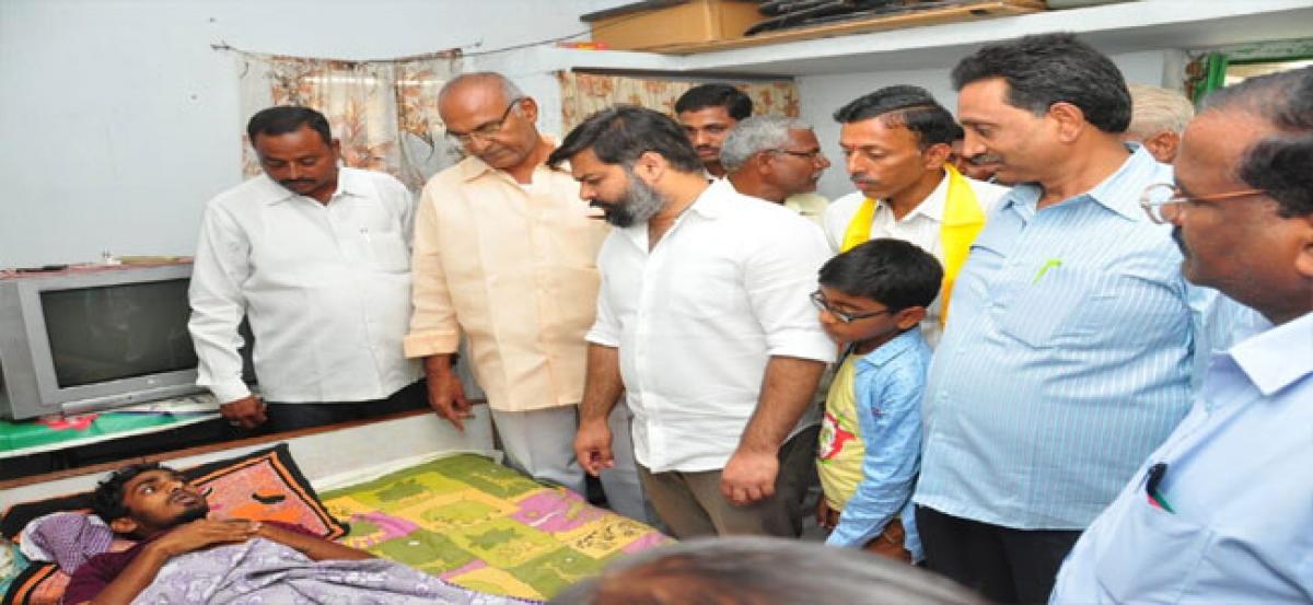 Telugu Yuvatha leader visits accident victim
