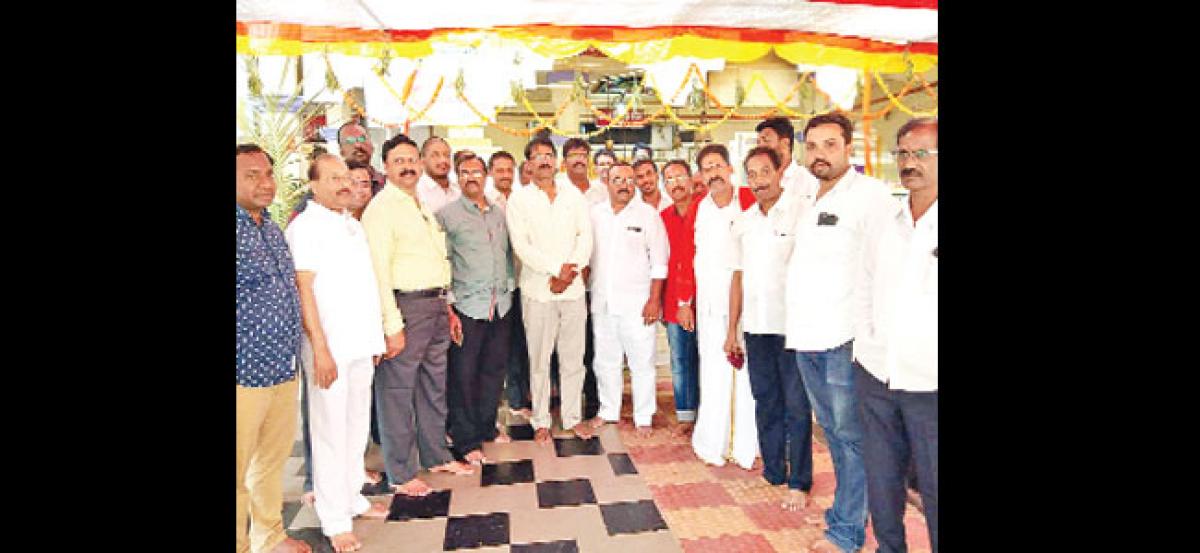Ragidi Lakshma Reddy visits Mahankali temple