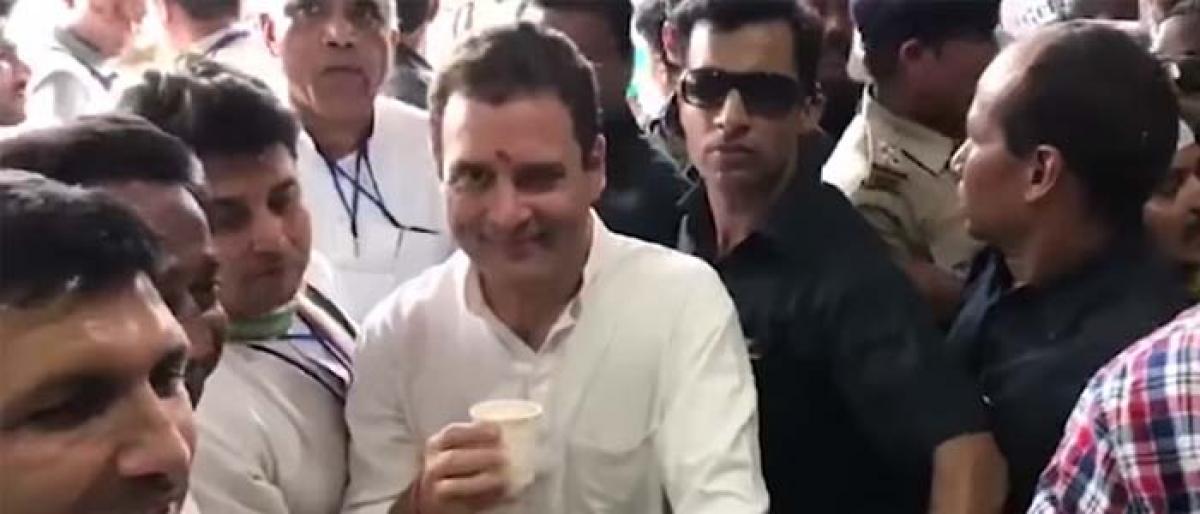 Rahul Gandhi winks again, this time for a chaiwala at Bhopal