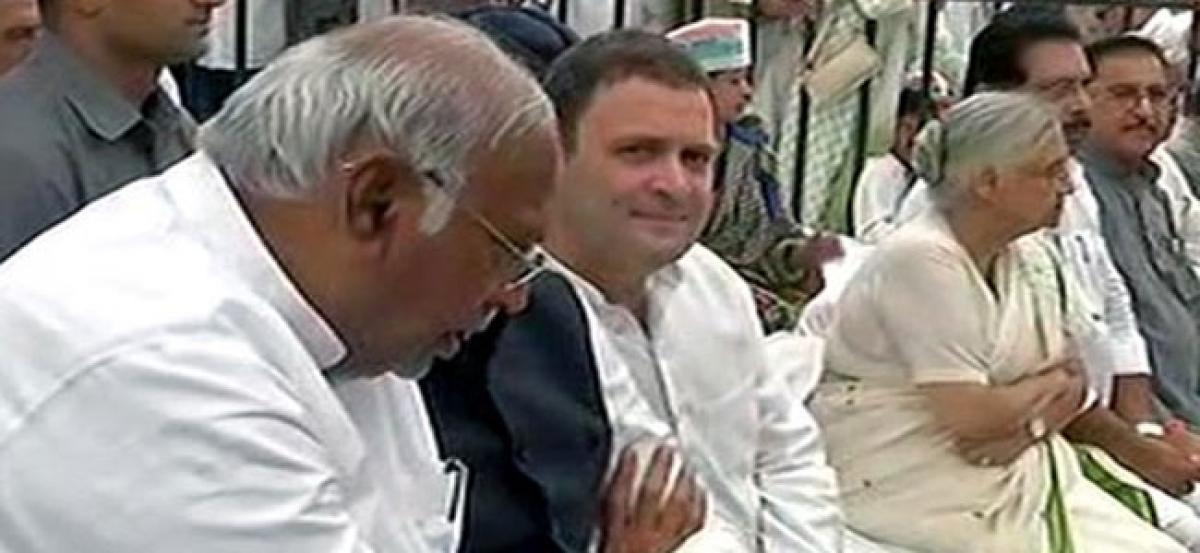 Rahul leads Congress fast at Rajpath to protest against government