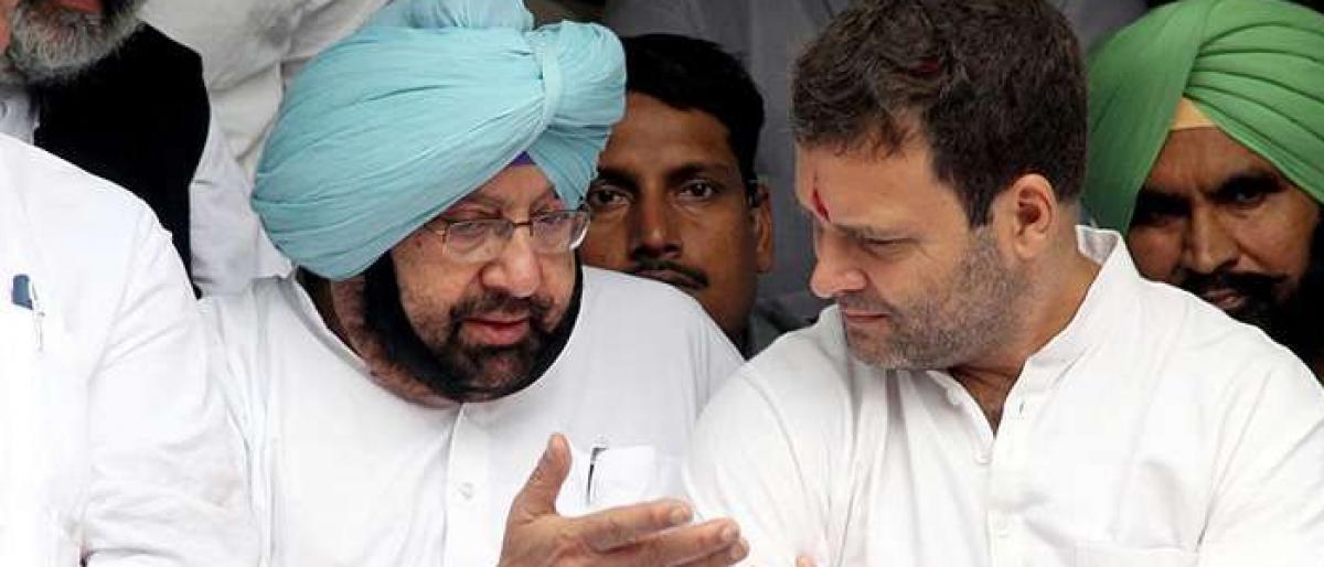 Amarinder Singh discusses progress of various government schemes with Rahul Gandhi.