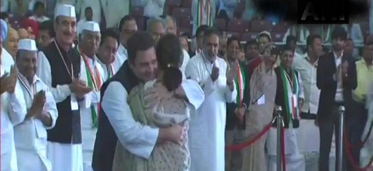 Son-mom moment captured at Congress plenary session