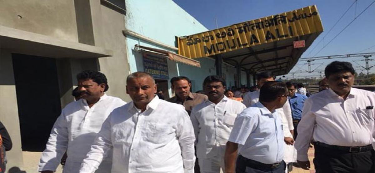 Inspection team arrives at railway station