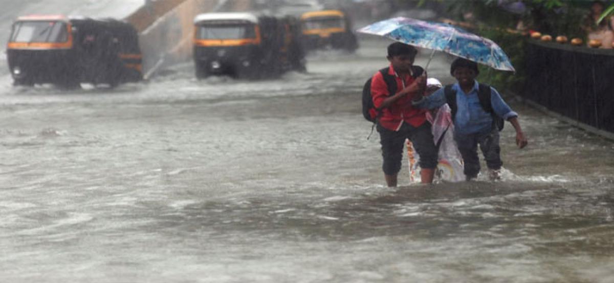 Heavy rain lashes five coastal districts, Seema