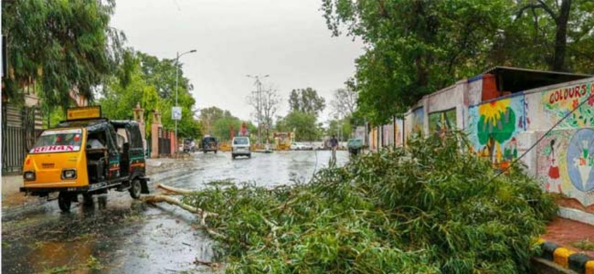 Freak weather phenomenon moving east, thunderstorm, squall likely in Bihar, WB tomorrow: IMD