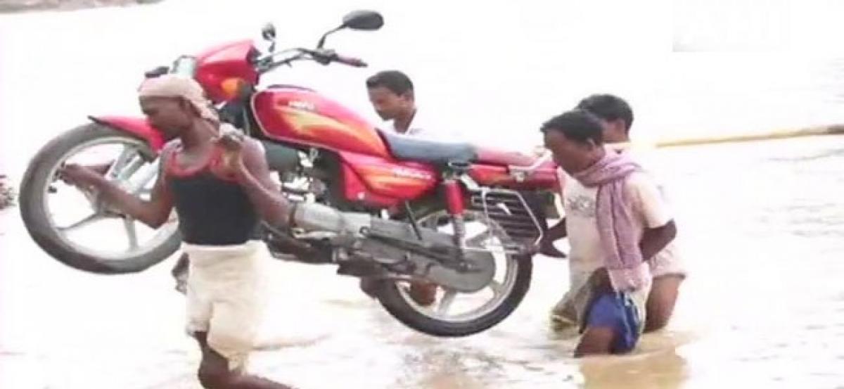 Jharkhand: In absence of bridge, villagers cross river on foot