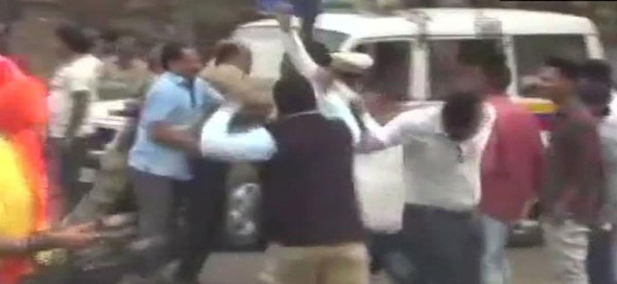 Maha Youth Congress waves black flag at Ramdevs convoy