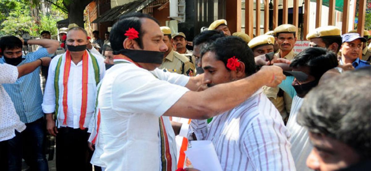 Former Congress MLA Sudheer Reddy Protest at RBI