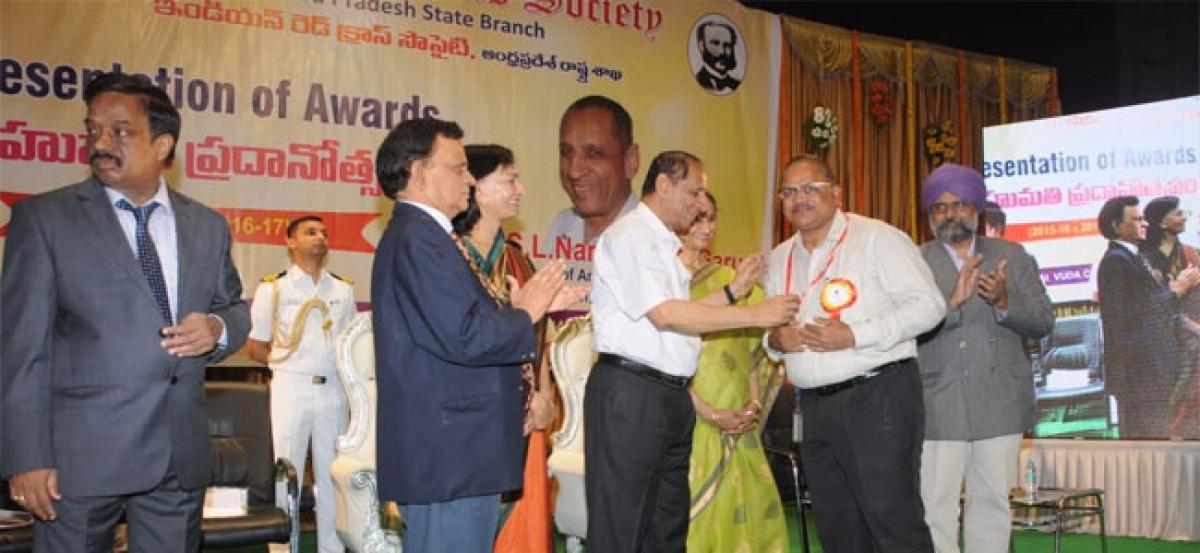 Reliance official gets Red Cross medal