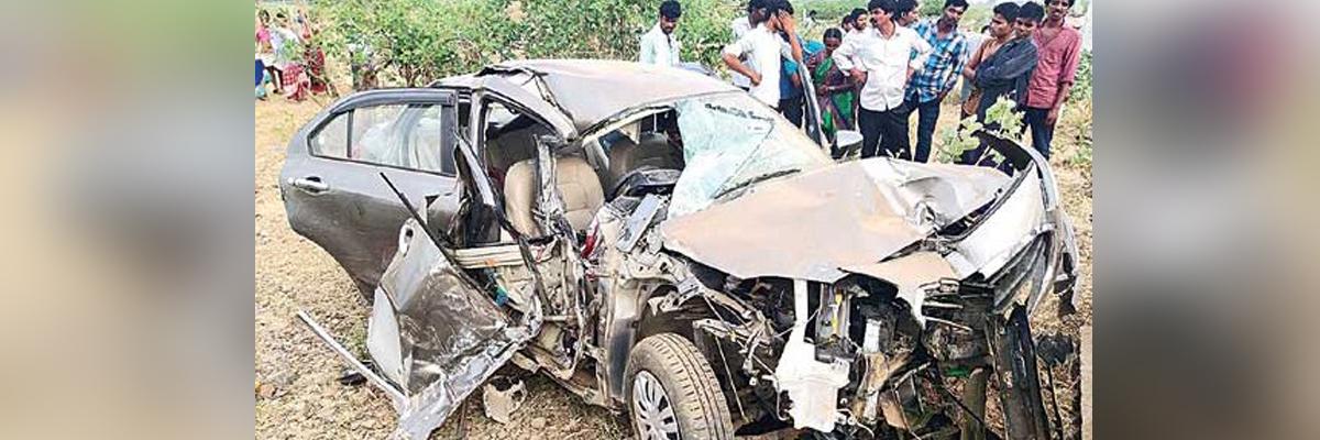 3 killed as car rams into electric pole in Nalgonda