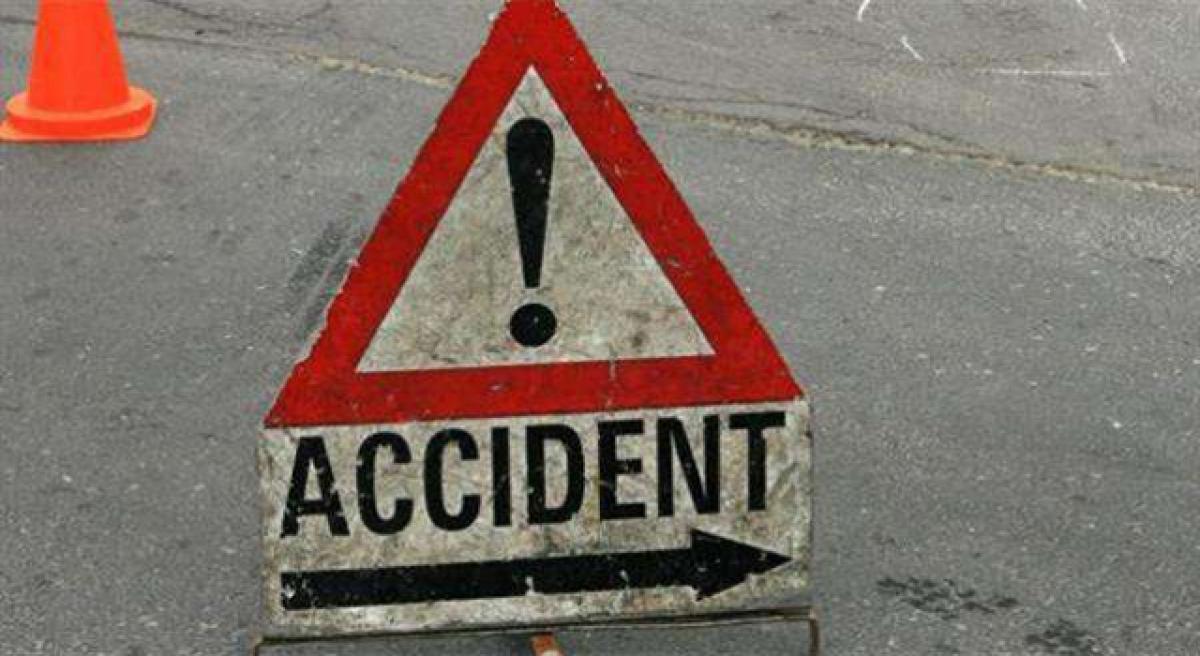 2 killed in mishap as car tyre bursts