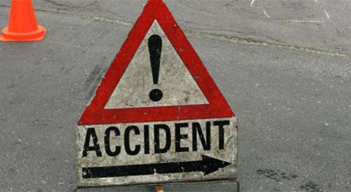 10 students hurt as lorry hits auto