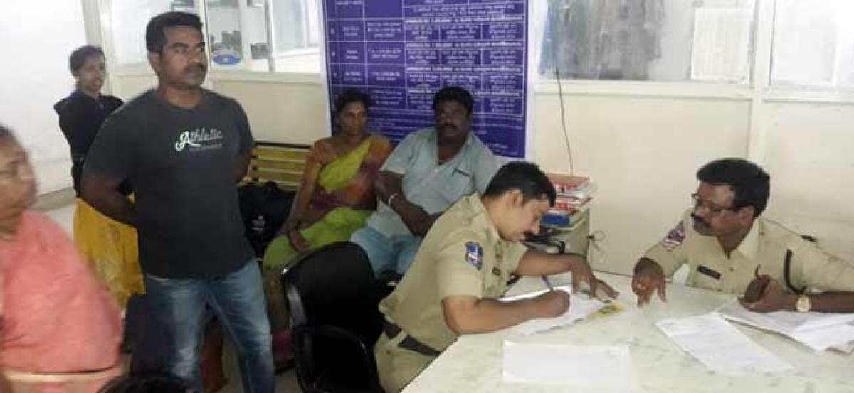 Huge robbery in Yeshwantpur express, victims complained to Kachiguda railway police