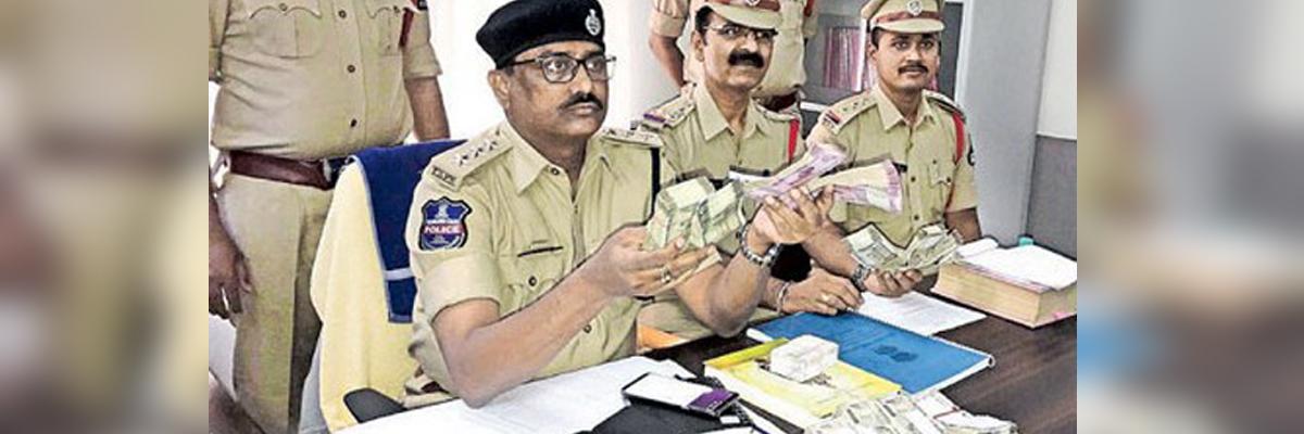 Wife robs Rs 10 lakh cash from husband in Hyderabad, held