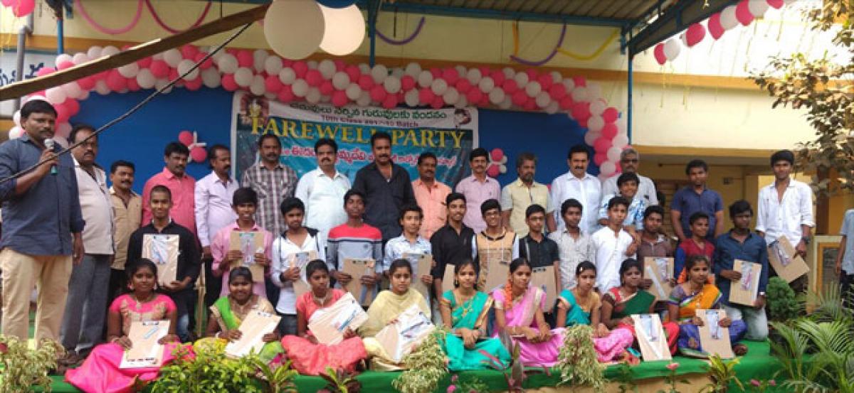 Alumni distributes pads, pens to students