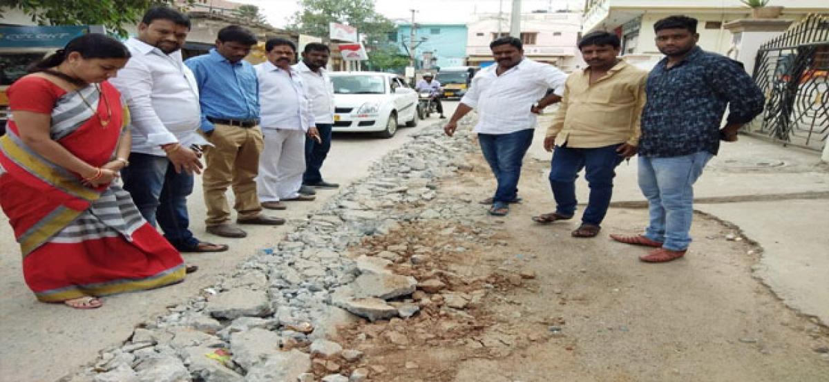 Shanthi asks officials to fill potholes