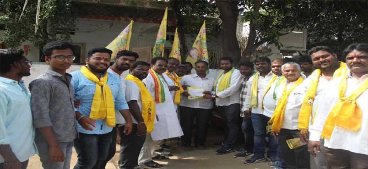 Sama Prabhakar Reddy campaigns for Grand Alliance candidate