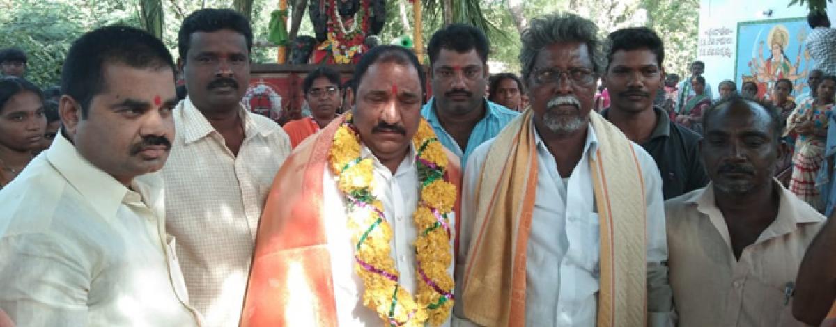 TDP MLA offers prayers to Peddmamatalli