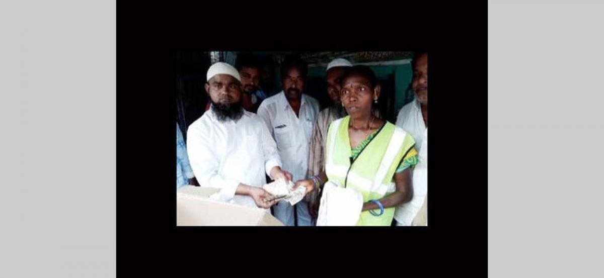 Hyderabad: Sanitary employee returns Rs 1 lakh to shop owner