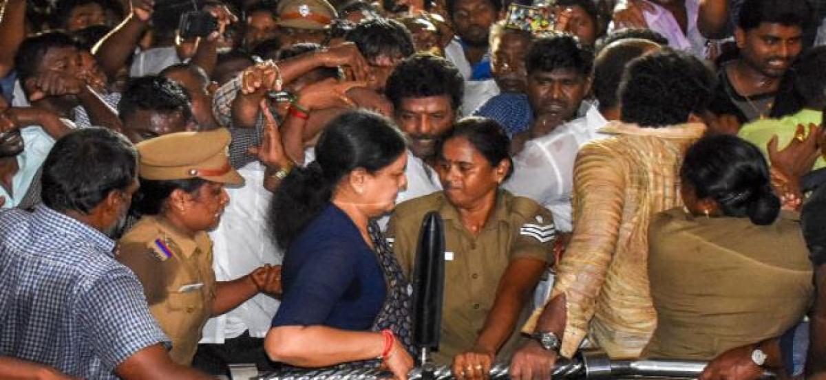 Sasikala reaches Thanjavur to perform husbands last rites