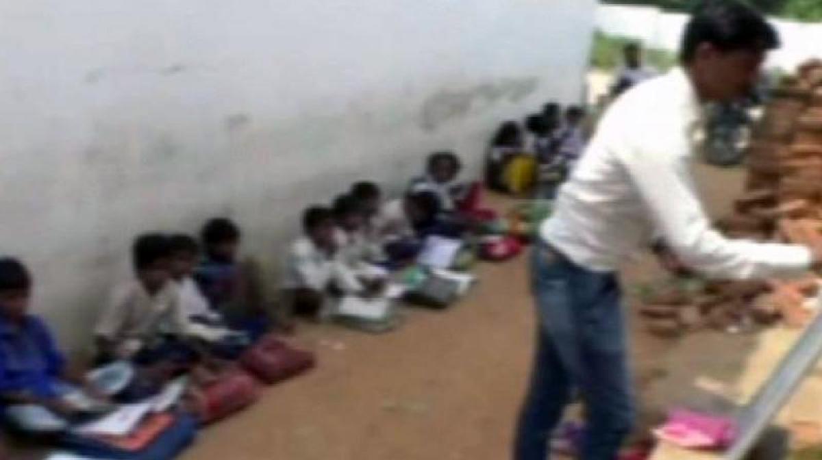 No building for 3 yrs, schools in MPs Chatarpur conduct classes on road