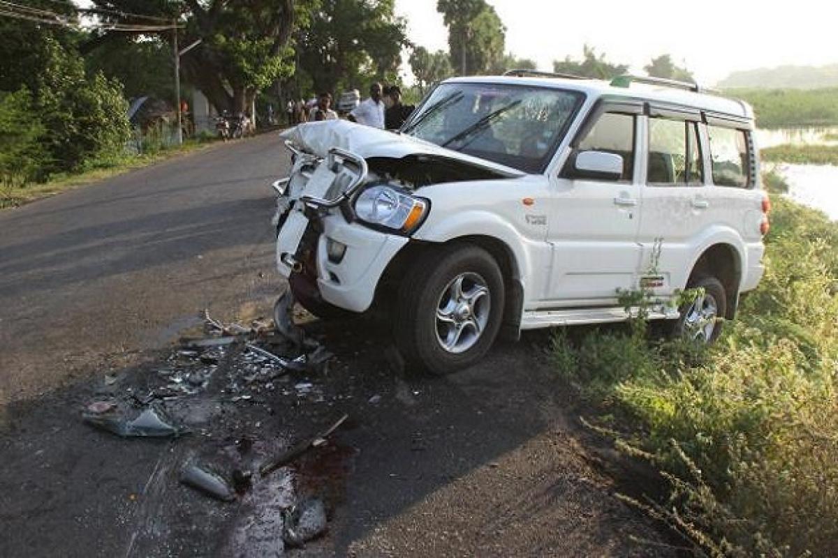 Scorpio rams into auto, kills boy, injures 20