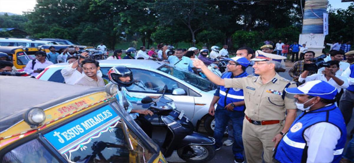 Traffic wardens to help ease traffic woes