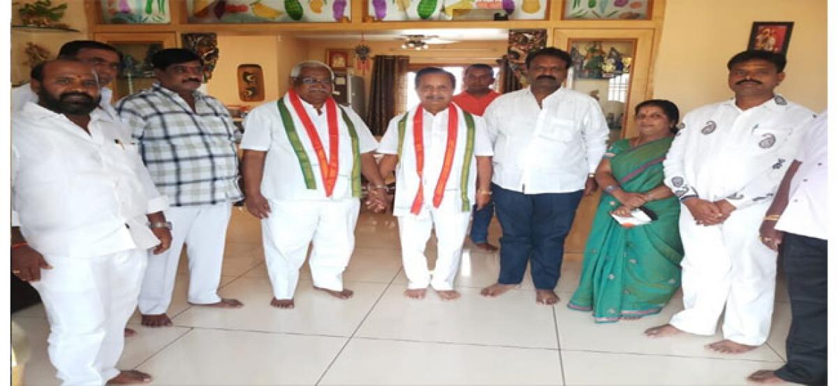 Dissidents join Congress party at Serilingampally