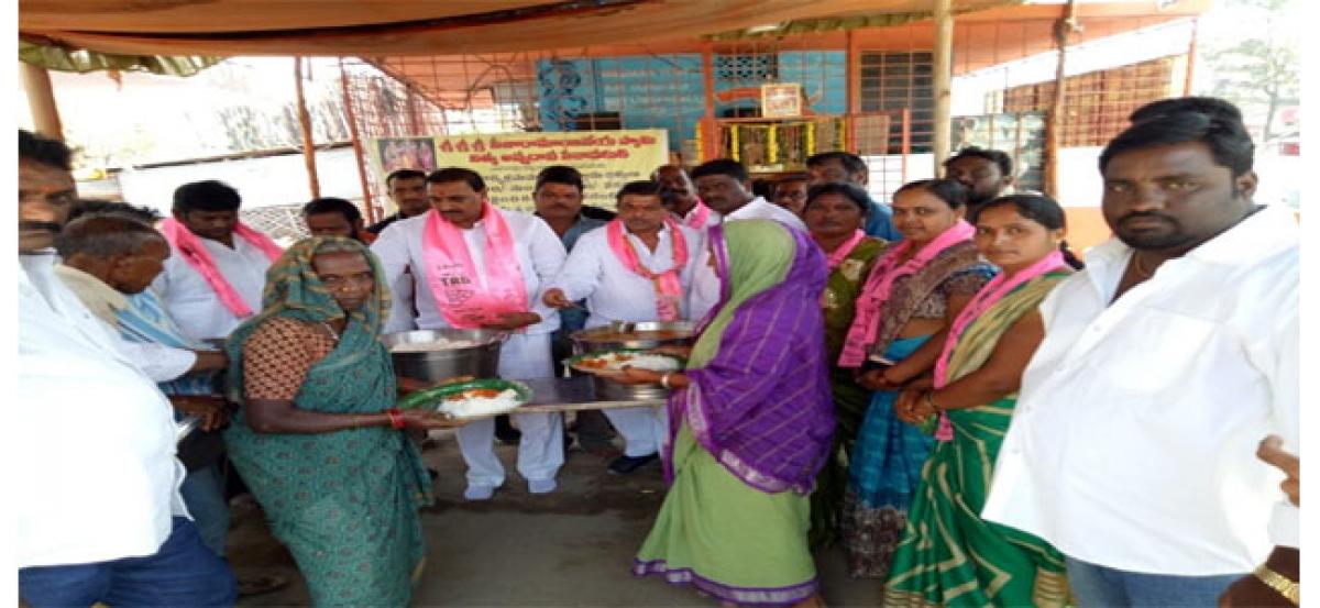 Arekapudi Gandhi campaigns in Dargah village