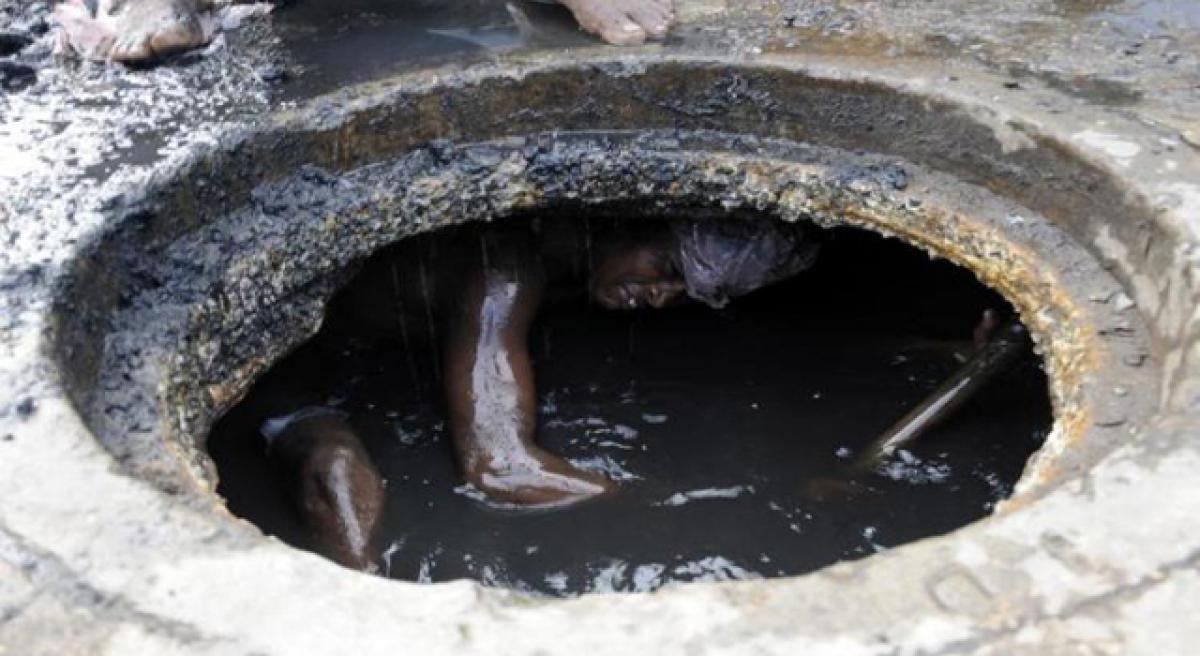 Sanitation worker dies in manhole