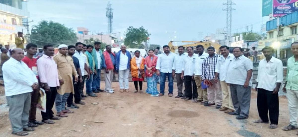 Shanthi felicitates officials on completion of culvert works