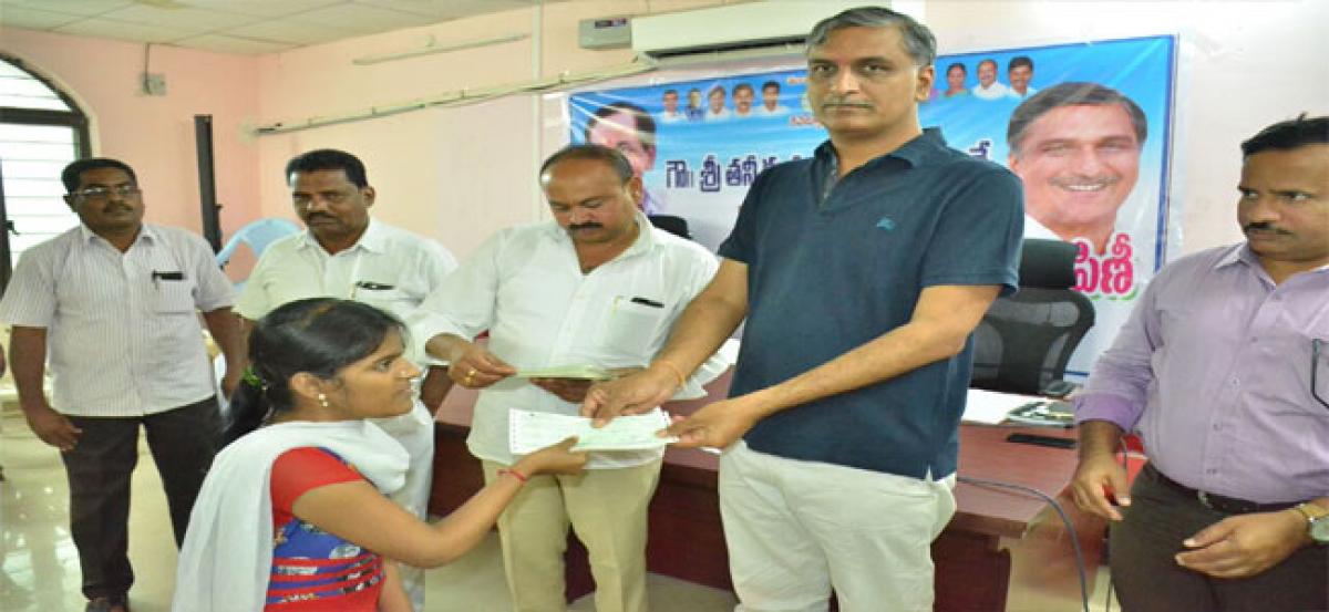 Harish distributes Kalyana Lakshmi, Shaadi Mubarak cheques